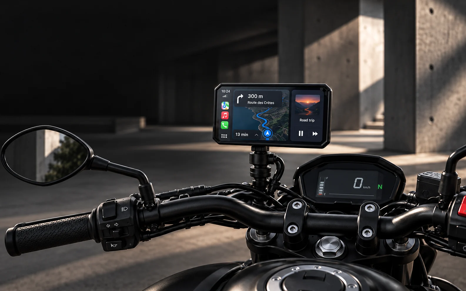 Illustration IA : un écran de navigation allumé sur une moto à l’arrêt.